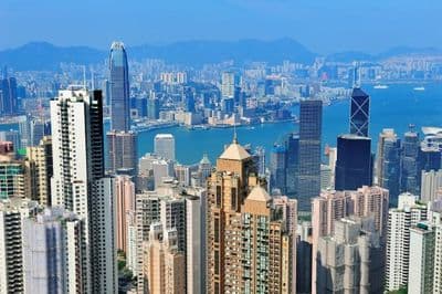 Hongkongs Skyline ist von der Meeresbrücke aus gut zu erkennen