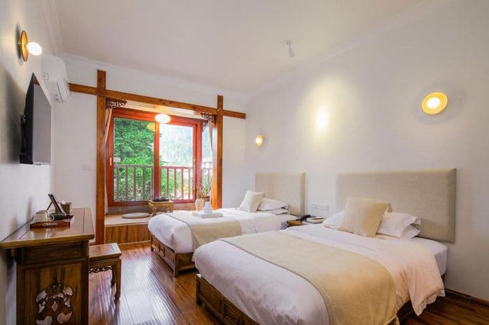Yangshuo river hotel room