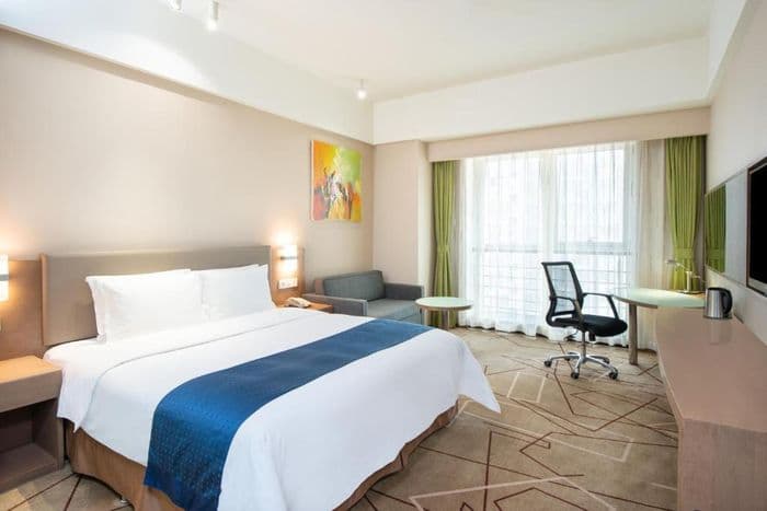 Holiday Inn west gate standard room